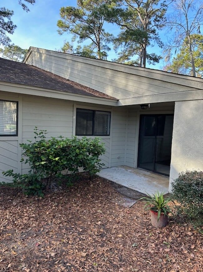 96 Mathews Dr in Hilton Head Island, SC - Building Photo - Building Photo