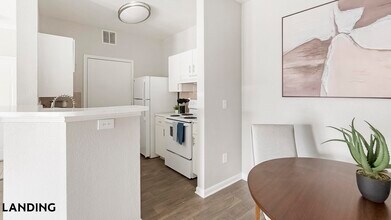 9835 Fredericksburg Rd in San Antonio, TX - Foto de edificio - Building Photo