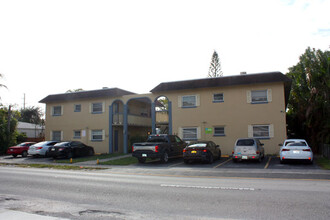 2418 Polk St in Hollywood, FL - Building Photo - Building Photo