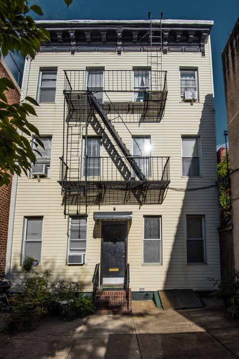 127 N 4th St in Brooklyn, NY - Building Photo