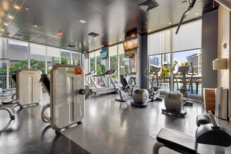 1180 E Hallandale Beach Blvd in Hallandale Beach, FL - Foto de edificio - Building Photo