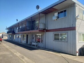 Rustic Inn in Springfield, OR - Building Photo - Building Photo