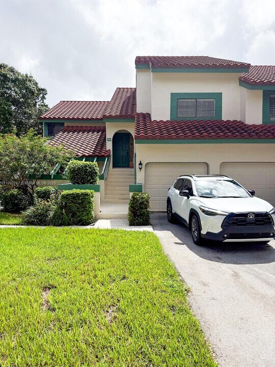 12 Lexington Ln E, Unit c in Palm Beach Gardens, FL - Building Photo