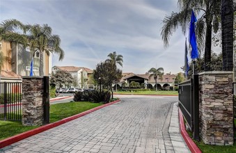 Sierra Oaks in Turlock, CA - Foto de edificio - Building Photo