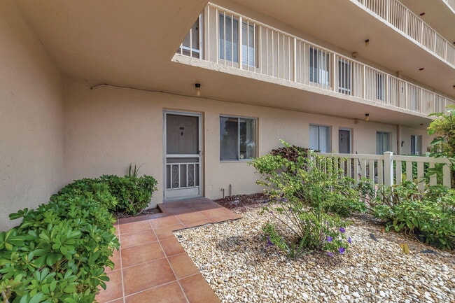 6795 Huntington Ln in Delray Beach, FL - Building Photo - Building Photo