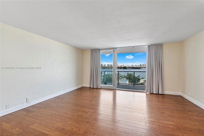 1000 West Ave, Unit 319 in Miami Beach, FL - Building Photo - Building Photo