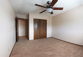 Southview Apartments in Minot, ND - Building Photo - Building Photo