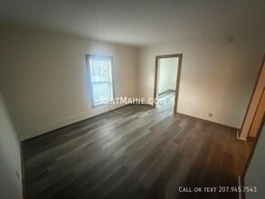 104 Main St in Winterport, ME - Foto de edificio - Building Photo