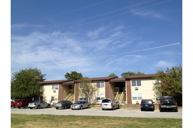 Salisbury Square Apartments in Salisbury, MO - Building Photo