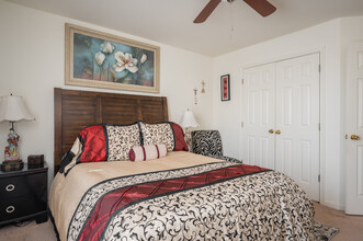 Lynnhaven Cove Senior Apartments in Virginia Beach, VA - Foto de edificio - Building Photo