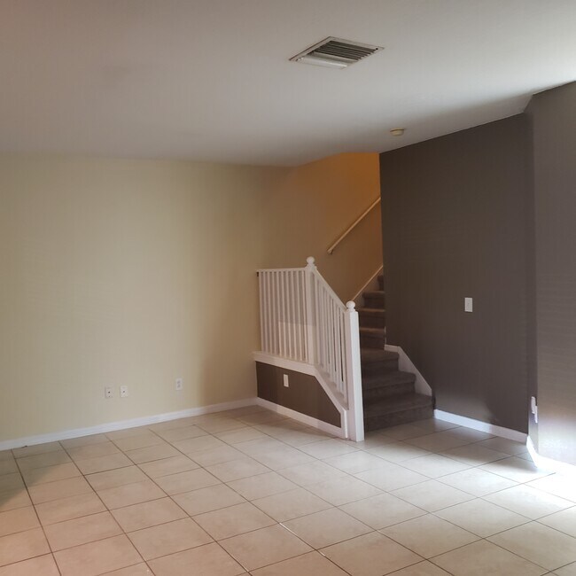 1243 Charlesworth Dr in Zephyrhills, FL - Building Photo - Building Photo