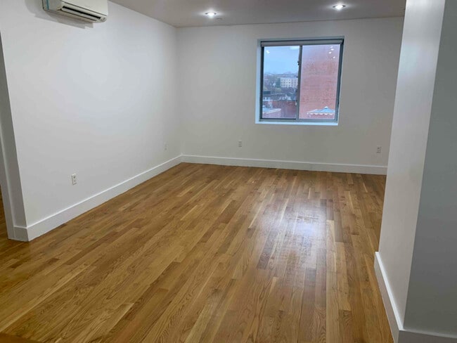 9002 Queens Blvd in Queens, NY - Building Photo - Building Photo