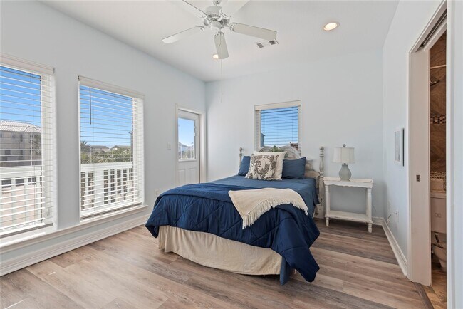 1640 Windsong Way in Tiki Island, TX - Building Photo - Building Photo