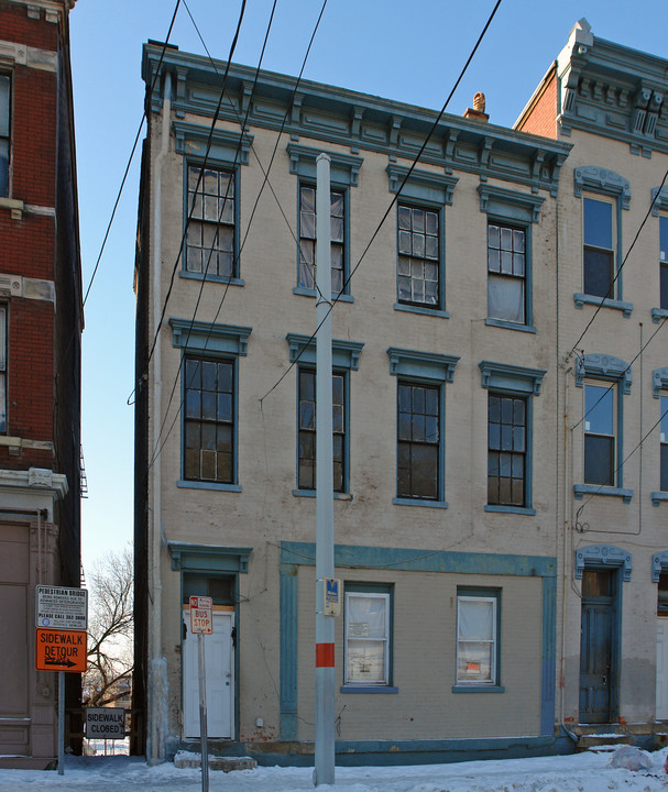 501 W McMicken Ave in Cincinnati, OH - Building Photo