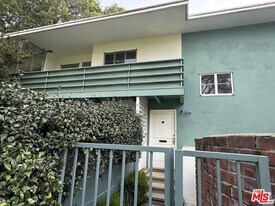 5259 1/2 Village Green in Los Angeles, CA - Building Photo