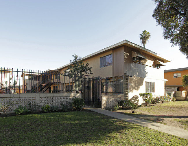 674-686 Abbey Ln in Pomona, CA - Building Photo - Building Photo