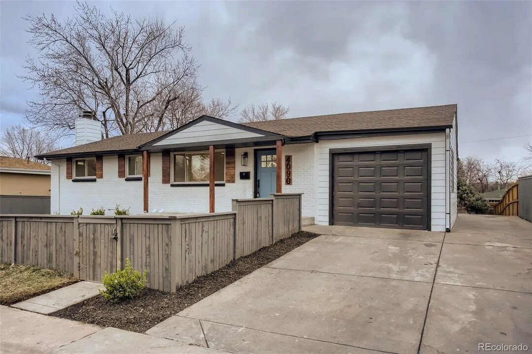 4090 W Wagon Trail Dr in Littleton, CO - Building Photo