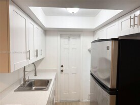 31 NW 163rd St in Miami, FL - Building Photo