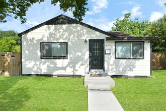 6803 England St in Houston, TX - Foto de edificio - Building Photo