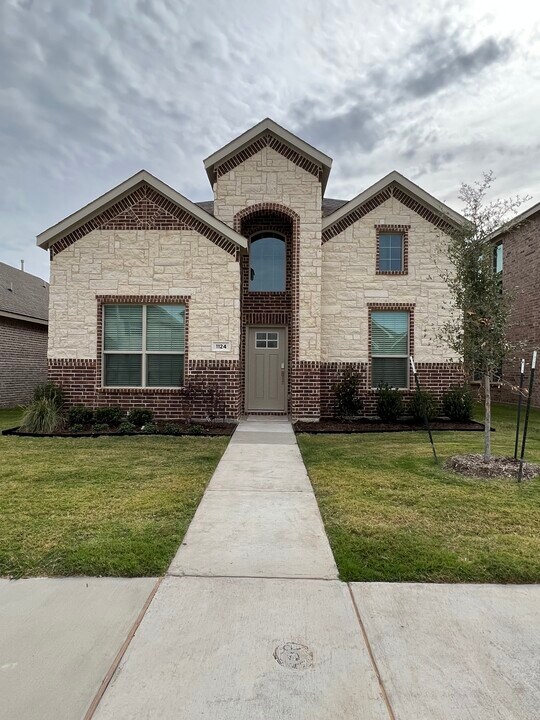 1124 W Yarrow Ave in Justin, TX - Building Photo