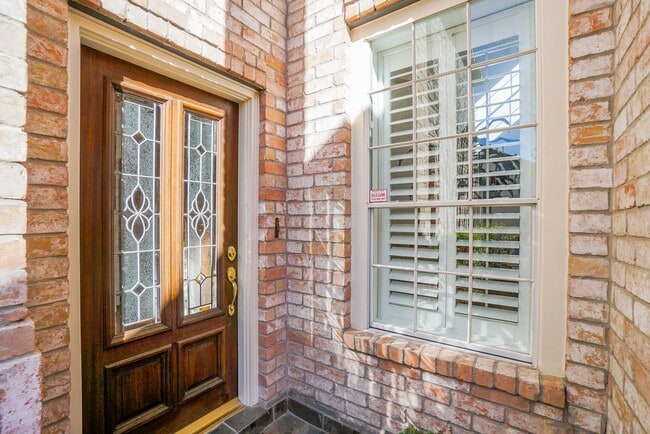 1131 Enclave Square E in Houston, TX - Building Photo - Building Photo