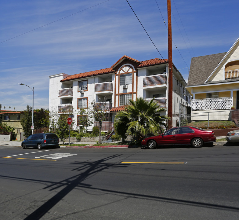 2969 San Marino St in Los Angeles, CA - Foto de edificio