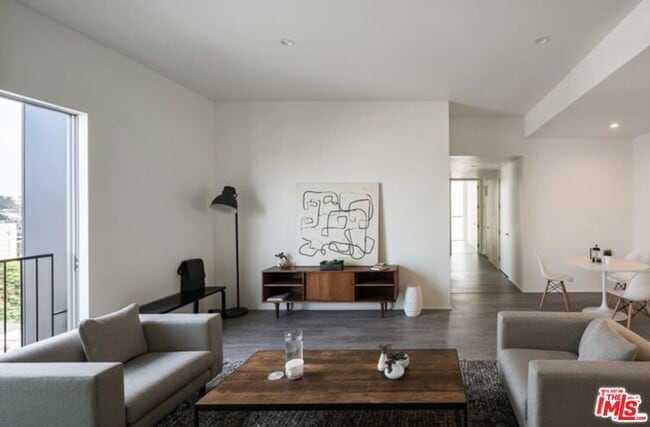 1038 S Mariposa Ave in Los Angeles, CA - Building Photo - Building Photo