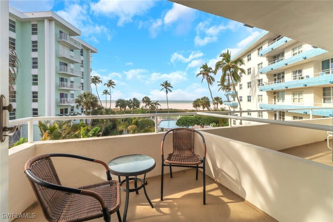 220 Seaview Ct in Marco Island, FL - Building Photo