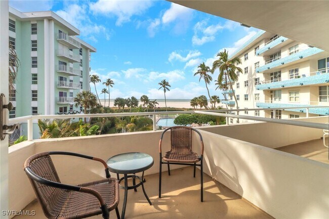 220 Seaview Ct in Marco Island, FL - Building Photo - Building Photo
