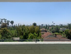 7560 Hollywood Blvd, Unit 303 in Los Angeles, CA - Building Photo - Building Photo