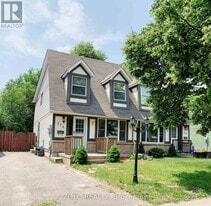 576 Camelot Dr in Oshawa, ON - Building Photo