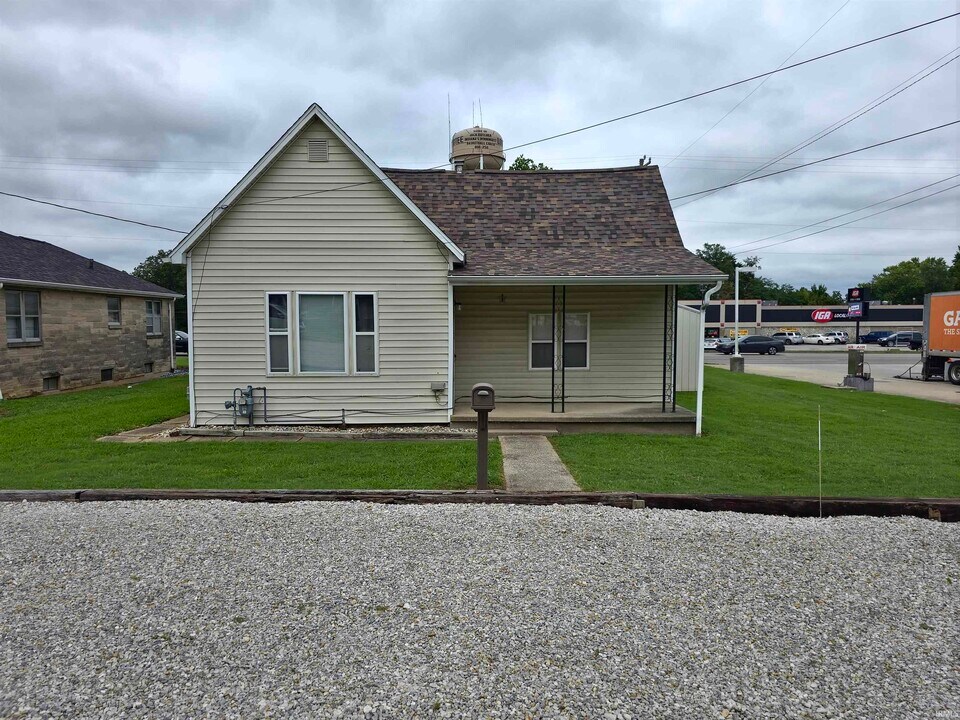 108 S Oak St in Loogootee, IN - Building Photo