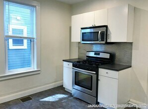 108 Hyde Park Ave, Unit 1 in Boston, MA - Building Photo - Building Photo