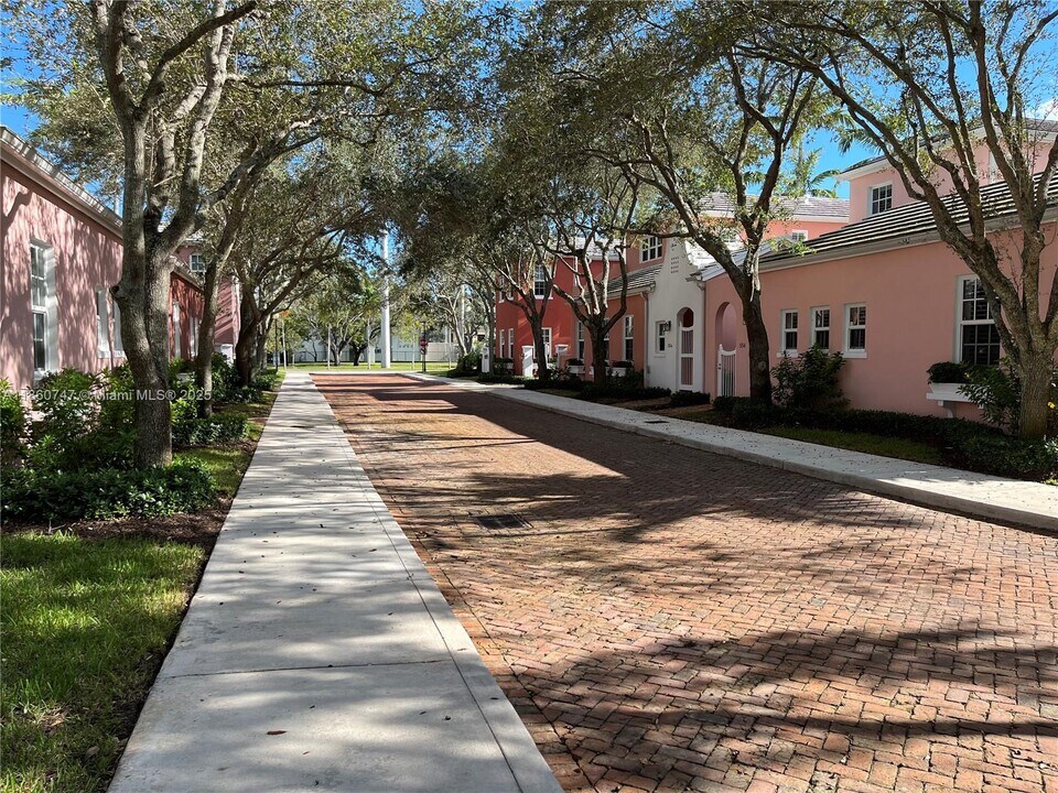 570 Loretto Ave in Coral Gables, FL - Foto de edificio