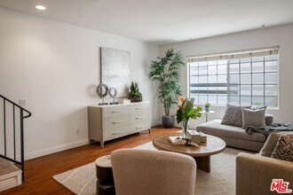 109 S St Andrews Pl in Los Angeles, CA - Building Photo - Building Photo