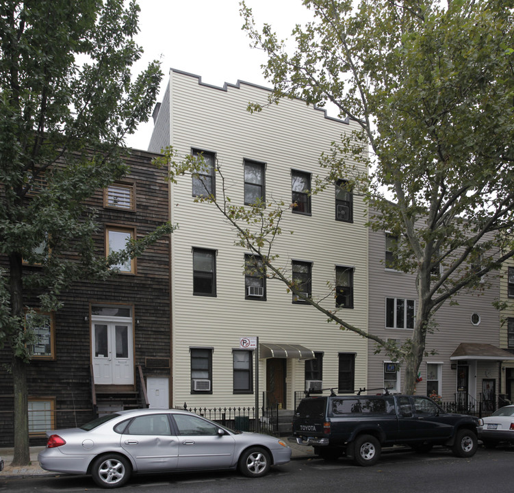 114 Devoe St in Brooklyn, NY - Foto de edificio