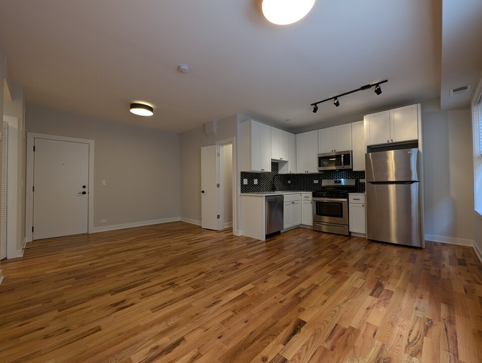 653 W Wrightwood Ave, Unit 304 in Chicago, IL - Foto de edificio