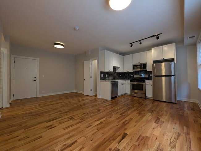 653 W Wrightwood Ave, Unit 304