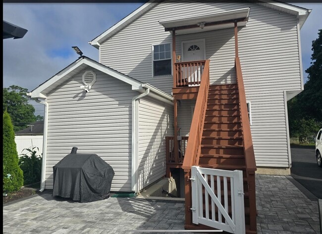 3 Lakewood St in Bay Shore, NY - Foto de edificio - Building Photo