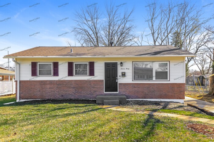 1630 Fernbrook Dr in Florissant, MO - Building Photo