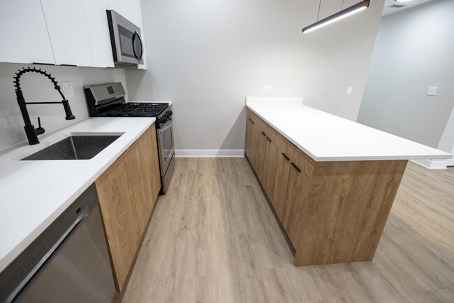 2175 N Maplewood Ave, Unit G in Chicago, IL - Foto de edificio - Building Photo