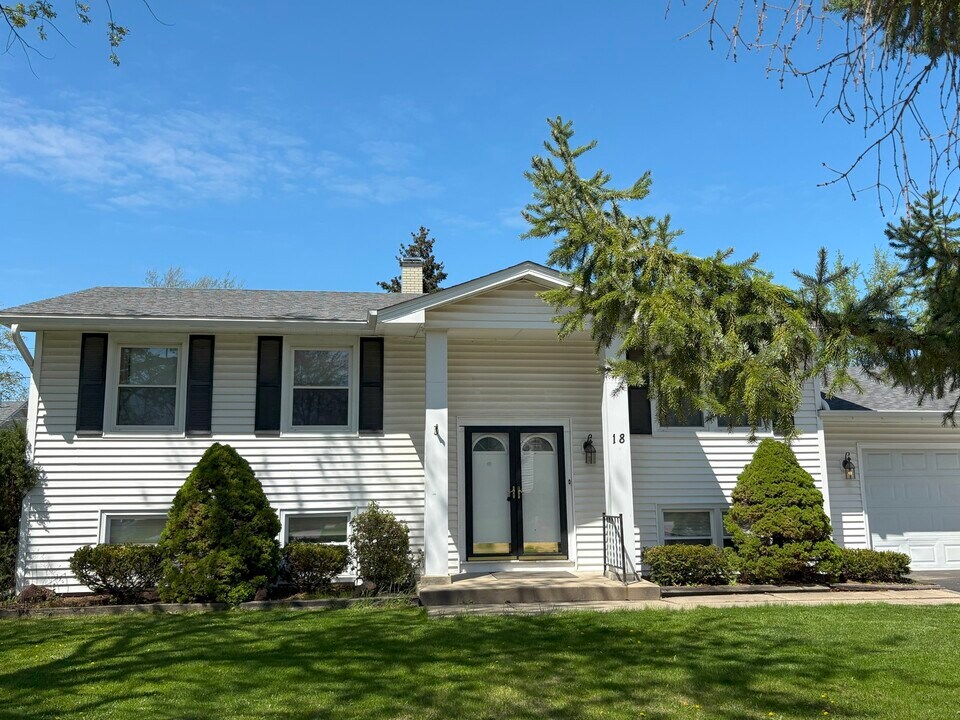 18 Marquette Pl in Buffalo Grove, IL - Building Photo