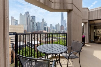 1000 N. LaSalle in Chicago, IL - Foto de edificio - Building Photo