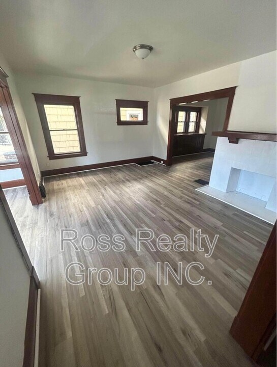 2758 Monroe St in Toledo, OH - Building Photo