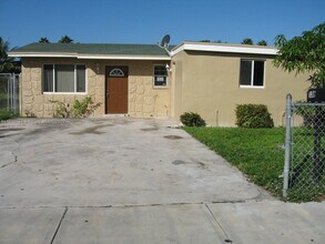 136 NW 14th Way in Dania Beach, FL - Building Photo - Building Photo