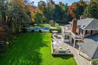 30 Underhill Rd in Locust Valley, NY - Building Photo - Building Photo