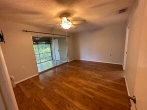 1900 S Kanner Hwy, Unit 206 in Stuart, FL - Foto de edificio - Building Photo