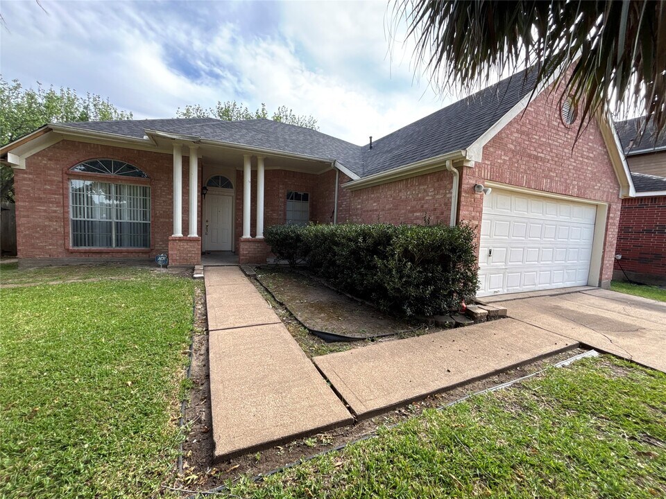 15803 Mission Estates Ct in Houston, TX - Building Photo