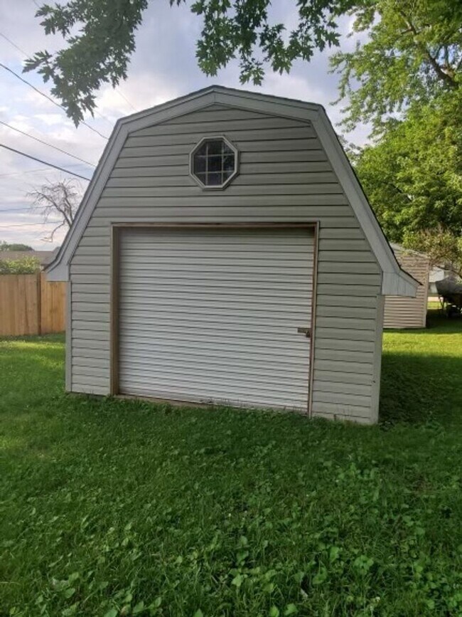 703 5th St in Colona, IL - Building Photo - Building Photo