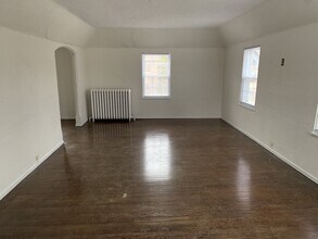 2863 N Lake Dr, Unit Upper flat in Milwaukee, WI - Building Photo - Building Photo